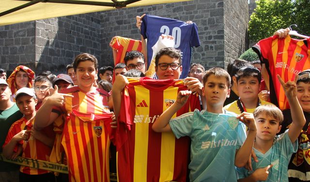 Kayserispor'da teknik direktör Gisdol ve futbolcular imza gününde taraftarlarla buluştu