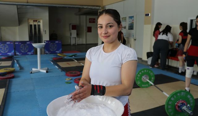 Şampiyon halterci Fatma Sena, Los Angeles'a odaklandı