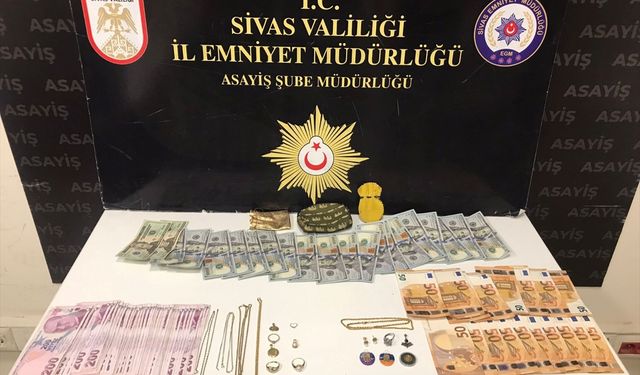 Sivas merkezli dolandırıcılık operasyonunda yakalanan 2 zanlı tutuklandı