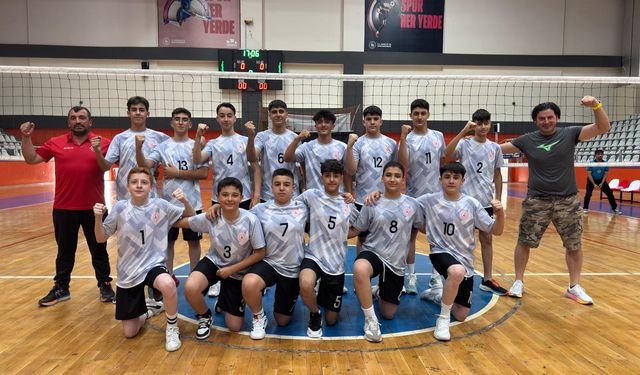 Sivas Şehit Adnan Saka Ortaokulunun voleybol takımı Türkiye finallerine gitmeye hak kazandı