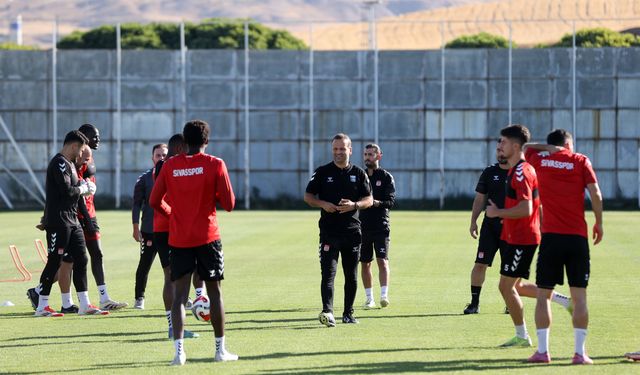 Sivasspor Teknik Direktörü Korkmaz taraftardan zaman istedi: