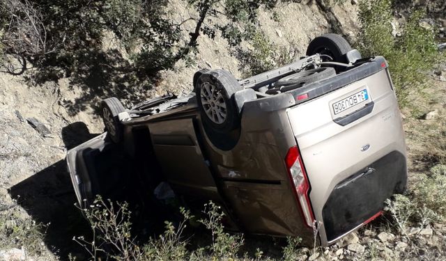 Sivas'ta devrilen hafif ticari araçtaki 6 kişi yaralandı