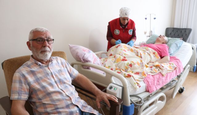 Yatalak ve konuşamayan eşine 10 yıldır gözü gibi bakıyor