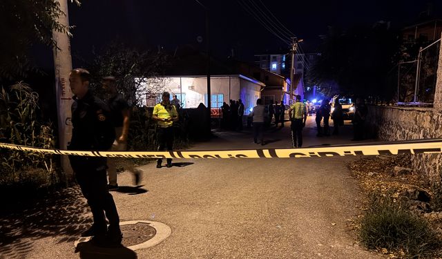 Aksaray'da bir genç tartıştığı komşusunu, kendi annesini ve kardeşini silahla vurdu