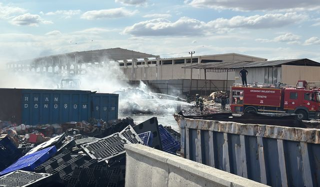 Aksaray'da geri dönüşüm fabrikasında çıkan yangın hasara neden oldu