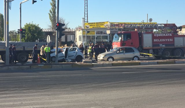 Aksaray'da tıra çarpan otomobildeki anne öldü, oğlu yaralandı