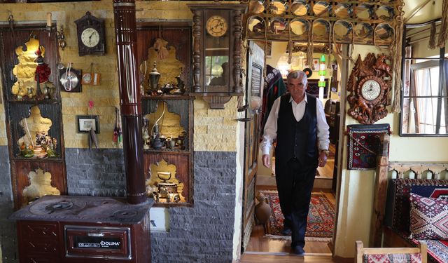 Emekli zabıta amiri, 40 yıldır biriktirdiği antikaları müze gibi evinde sergiliyor