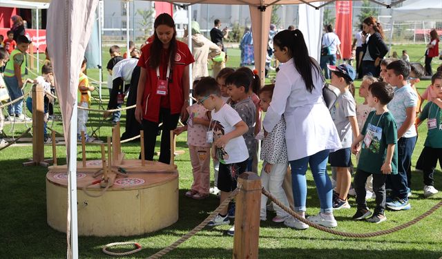 'Geleneksel Oyunlar Tırı' Nevşehir'de çocuklarla buluştu