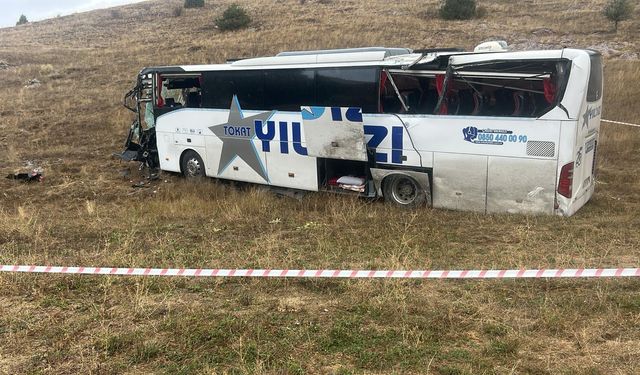 GÜNCELLEME - Sivas'ta yolcu otobüsü ile tırın çarpıştığı kazada 23 kişi yaralandı