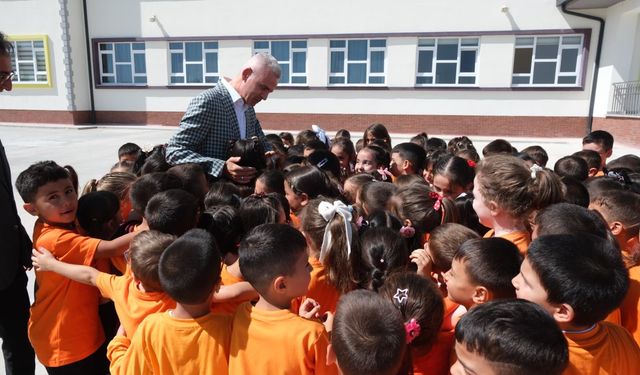 Karaman Valisi Çiçekli, TOKİ İlkokulunu ziyaret etti