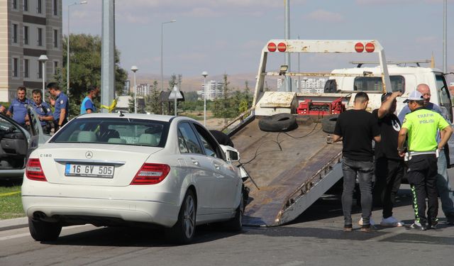 Kayseri'de iki otomobilin çarpıştığı kazada 2 kişi öldü, 3 kişi yaralandı
