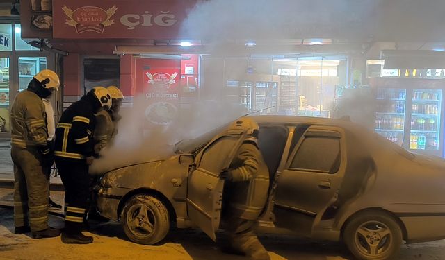 Kırıkkale'de park halindeki otomobil yandı