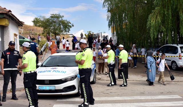 Kırıkkale'de polis ekipleri okul çevrelerindeki denetimlerini artırdı