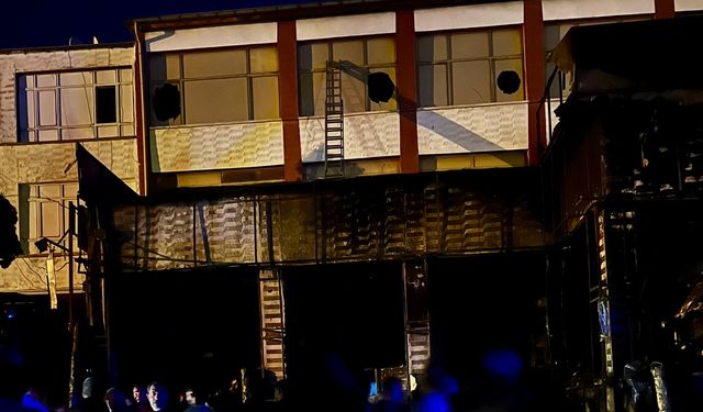 Kırşehir'deki yangında hırdavat dükkanı kullanılamaz hale geldi