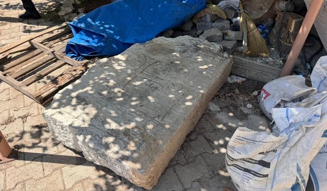 Konya'da bina tadilatı sırasında üzerinde haç işareti olan mermer taş bulundu