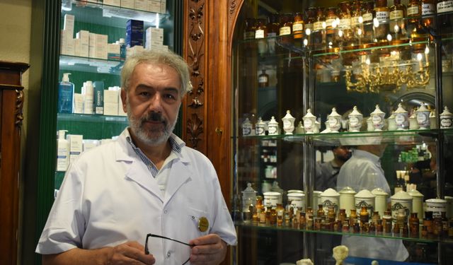 Konya'da bir eczacı, mesleğiyle ilgili binlerce parçadan oluşan koleksiyon oluşturdu