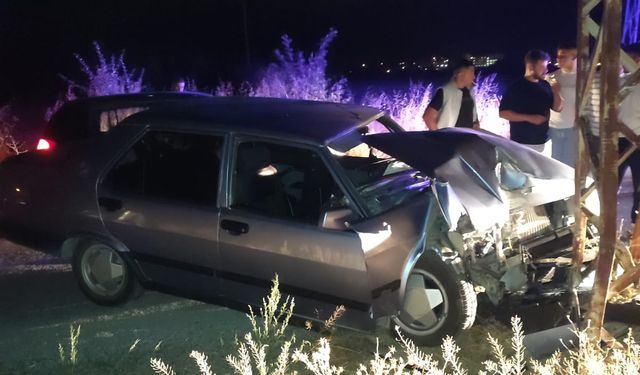 Konya'da otomobil elektrik direğine çarptı, 3 kişi yaralandı