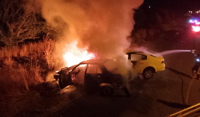 Nevşehir'de çarpışan iki otomobil yandı, sürücüleri yaralandı