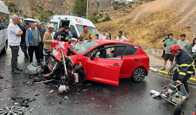 Nevşehir'de çarpışan otomobil ile tur minibüsündeki 6 kişi yaralandı
