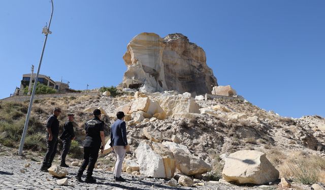 Nevşehir'de Kadıkalesi'nden kopan kaya parçası düştü
