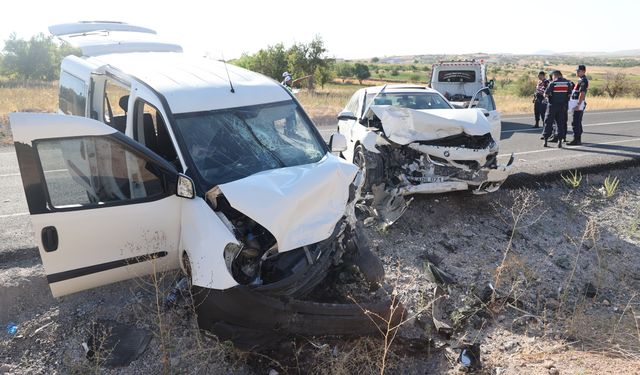 Nevşehir'de otomobil ile hafif ticari aracın çarpıştığı kazada 14 kişi yaralandı