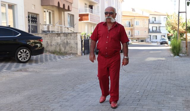Nevşehir'in 'renkli pala'sı 50 yıldır tek renkli giysilerle geziyor