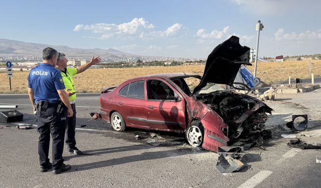 Niğde'de refüje çarpan otomobilin sürücüsü yaralandı