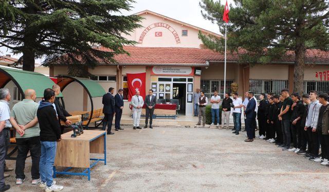 Sarayönü'nde meslek lisesi öğrencilerinden belediyeye kamelya üretimi