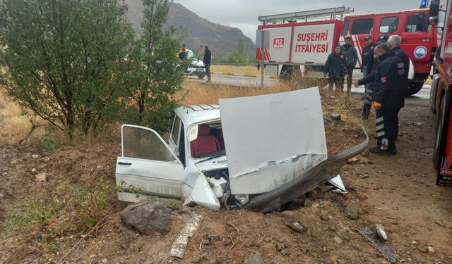 Sivas'ta devrilen otomobildeki 2 kişi yaralandı
