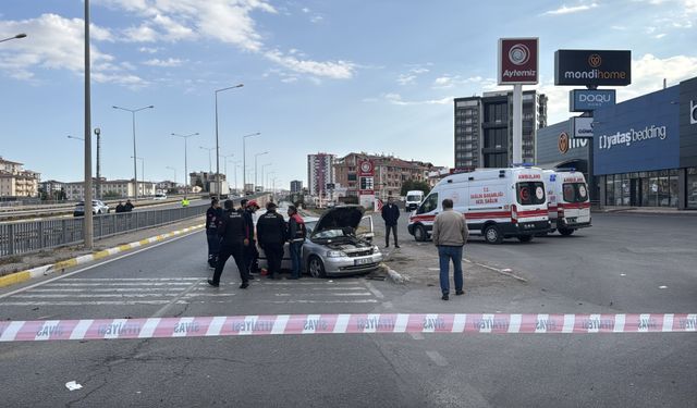 Sivas'ta iki otomobilin çarpıştığı kazada 1 kişi öldü, 3 kişi yaralandı