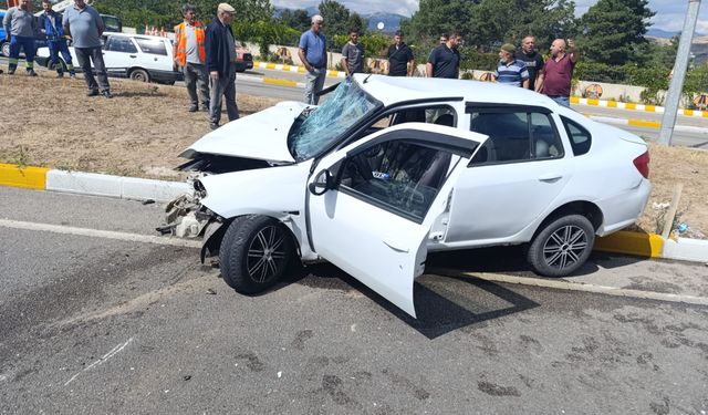 Sivas'ta kepçeye çarpan otomobilin sürücüsü yaralandı