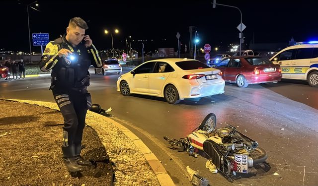 Sivas'ta otomobille çarpışan motosikletin sürücüsü ağır yaralandı