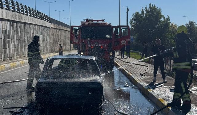 Sivas'ta seyir halindeki otomobilde çıkan yangında sürücü yaralandı