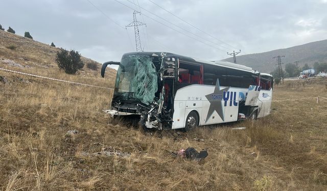 Sivas'ta yolcu otobüsü ile tırın çarpıştığı kazada 20 kişi yaralandı