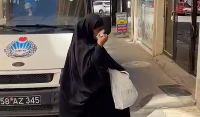 Sivas'ta zabıtalara yakalanan dilenci topladığı paraları lahmacunun içine gizlemiş