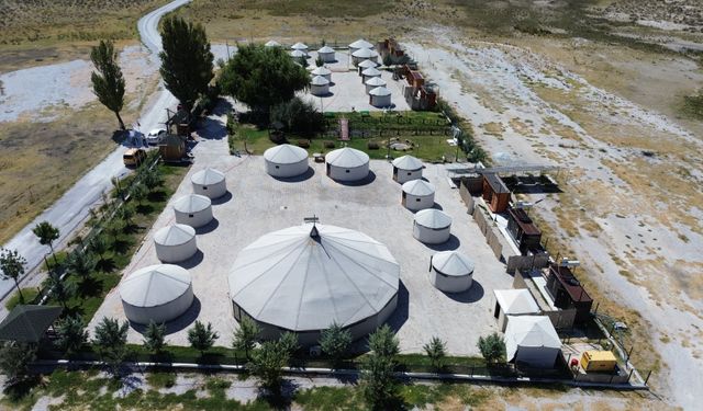 Tuz Gölü'nde 40 kıl çadırdan oluşan tesisteki 'tuz odaları' alternatif tatil imkanı sunuyor
