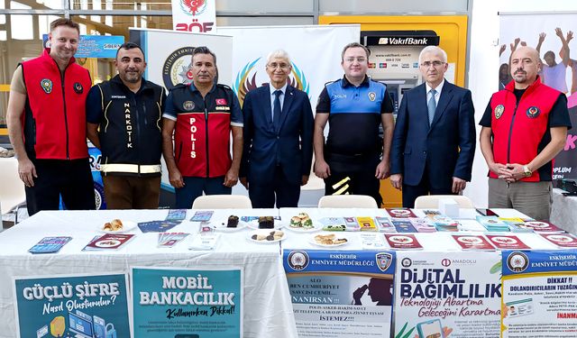Rektörler, Eskişehir Emniyet Müdürlüğü Standını Ziyaret Etti