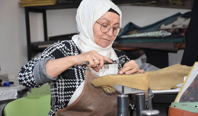 Ahmet usta, ömrünü adadığı ayakkabıcılık mesleğini yaşatmaya çalışıyor