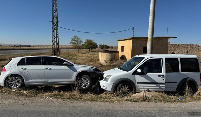Aksaray'da hafif ticari araç ile otomobil çarpıştı 1 kişi yaralandı