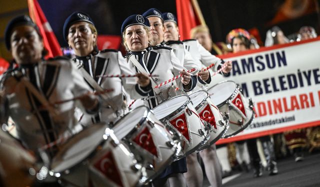 Ankara'da Cumhuriyet Bayramı dolayısıyla fener alayı düzenlendi