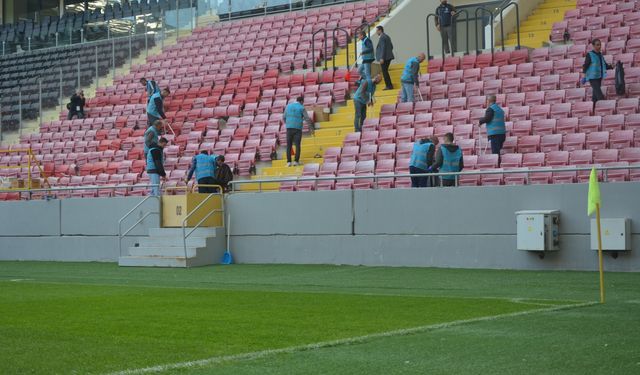 Ankara'da denetimli serbestlik hükümlüleri süper lig maçı öncesi stadyum temizliğine katıldı