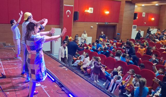 Beypazarı'nda öğrenciler için 'Bir Bilmecem Var Çocuklar' adlı oyun sahnelendi