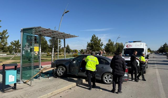 Beyşehir'de otomobilin otobüs durağına çarptığı kazada 1 kişi yaralandı