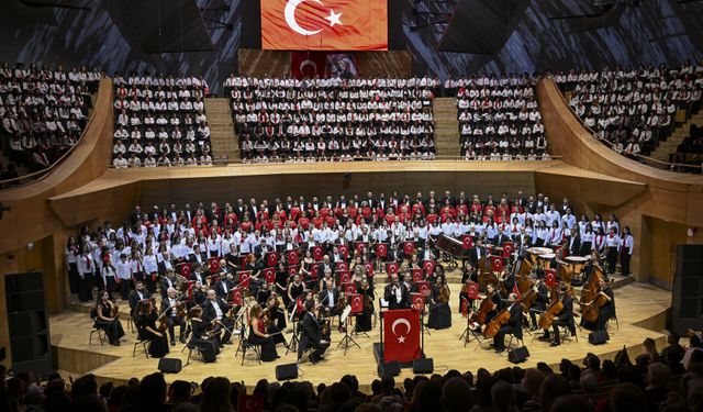 CSO ile Devlet Çoksesli Korosu 'Cumhuriyet Bayramı Özel Konseri' verdi