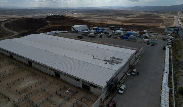 Çubuk'ta belediyenin 'Çatı Üstü GES Projesi'nde montaja başlandı