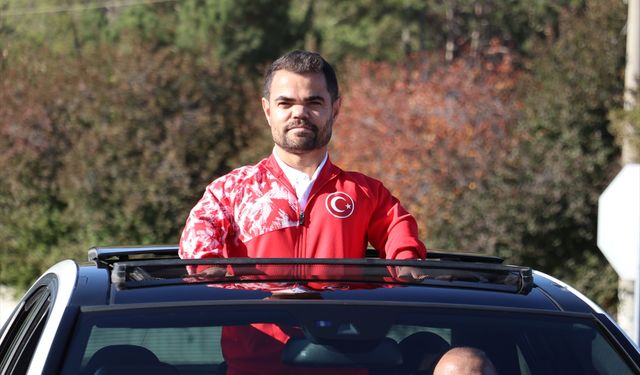 Dünya şampiyonu para halterci Abdullah Kayapınar, Sivas'ta davul zurnayla karşılandı