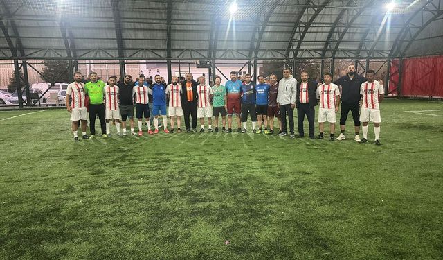 Eskil Belediye Başkanı Zavlak, futbol turnuvasında şampiyon olan takıma kupa verdi