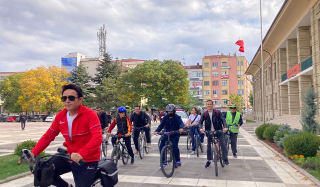 Eskişehir'de Cumhuriyet'in 102. yılı kutlamaları kapsamında bisiklet turu düzenlendi