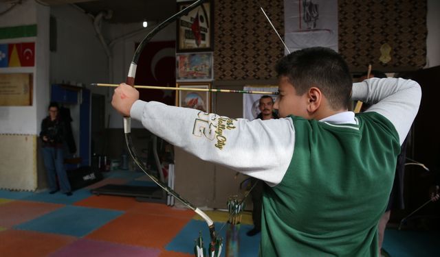 Geleneksel Türk okçuluğunu yaşatmak için yeni sporcular yetiştiriyor