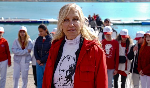 Görme engelli gençler Cumhuriyet Bayramı'nı Mogan Gölü'nde kürek çekerek kutladı